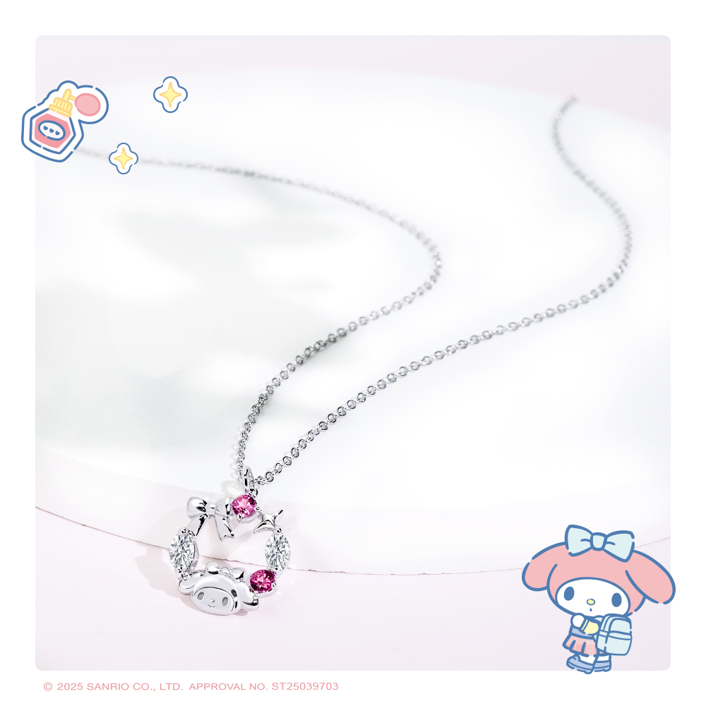 My Melody 花圈造型項鍊正面展示,鑲嵌粉色晶鑽