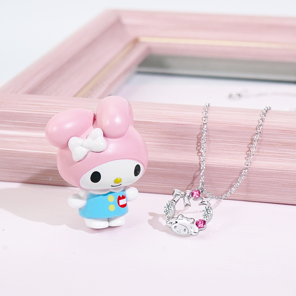美樂蒂公仔搭配晶鑽純銀項鍊,呈現甜美學院氛圍