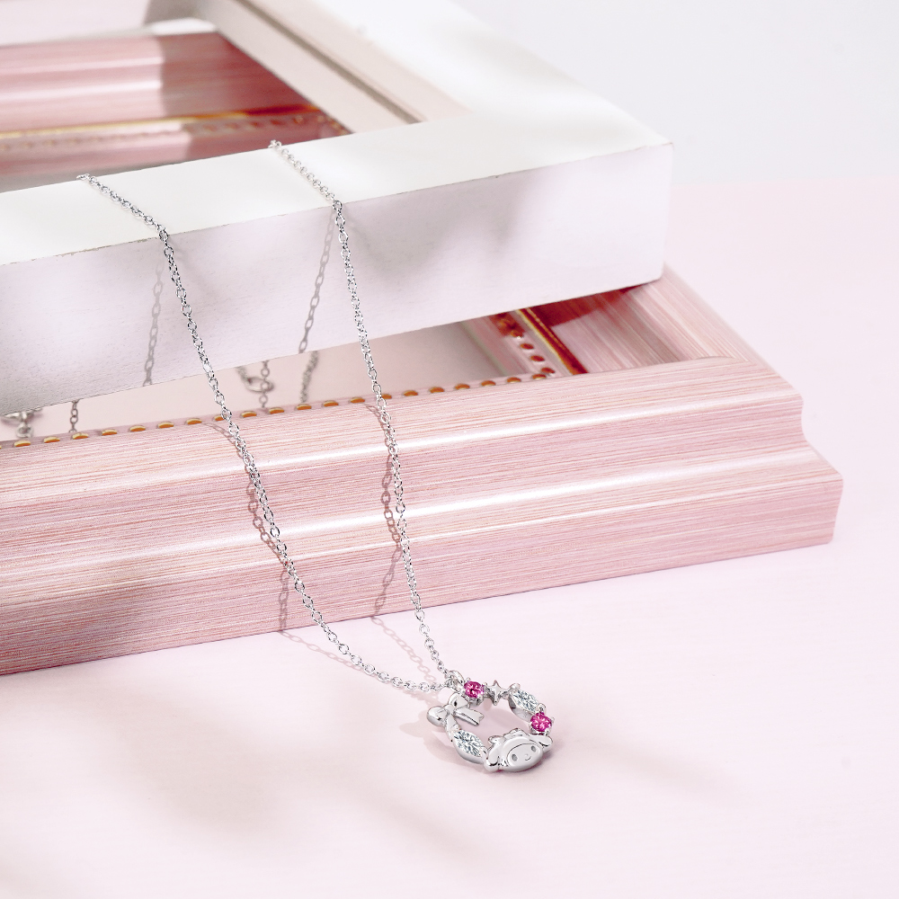 項鍊近拍細節,蝴蝶結與晶鑽設計閃耀柔和光澤