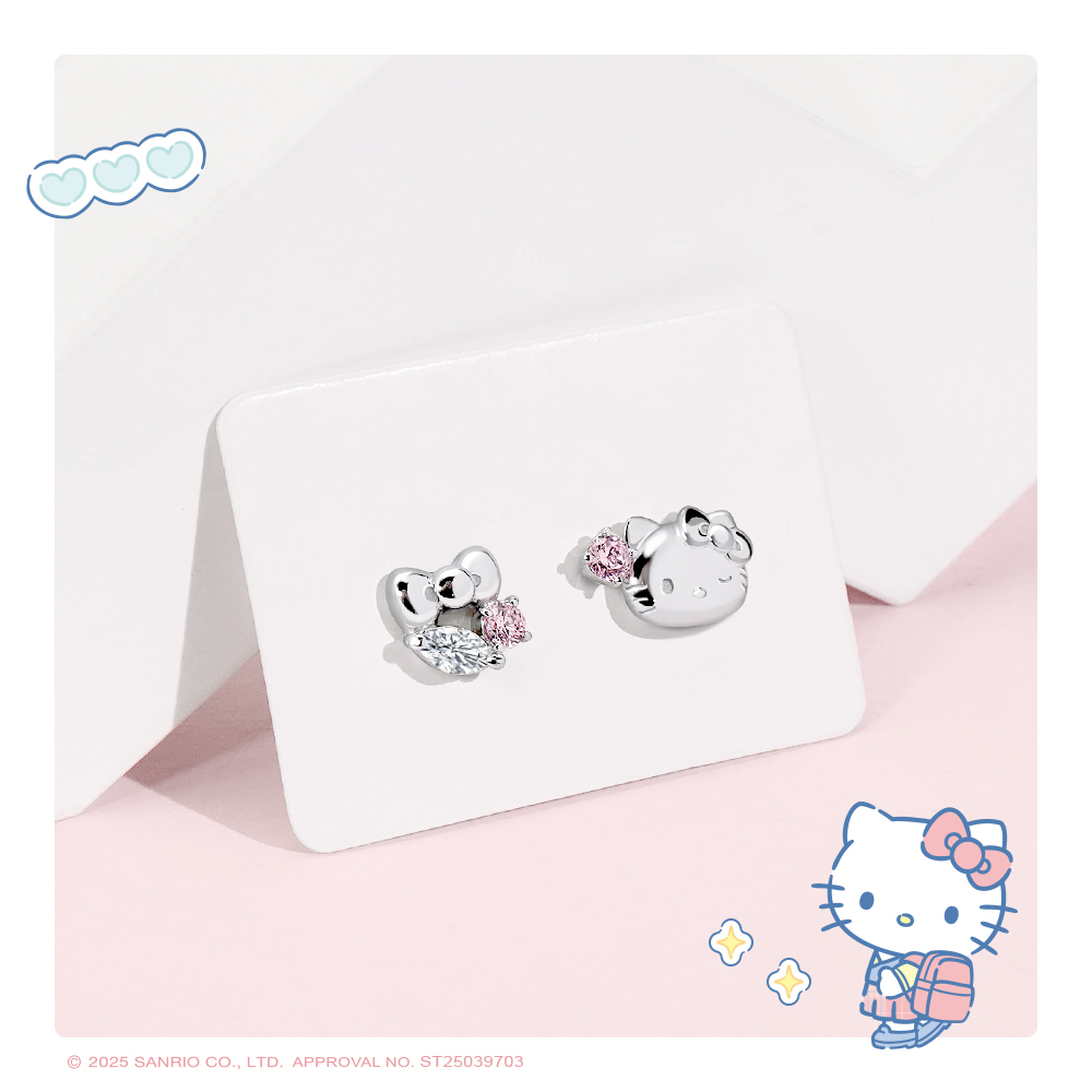 Hello Kitty 晶鑽純銀耳環展示卡拍攝,粉嫩背景呈現精緻質感