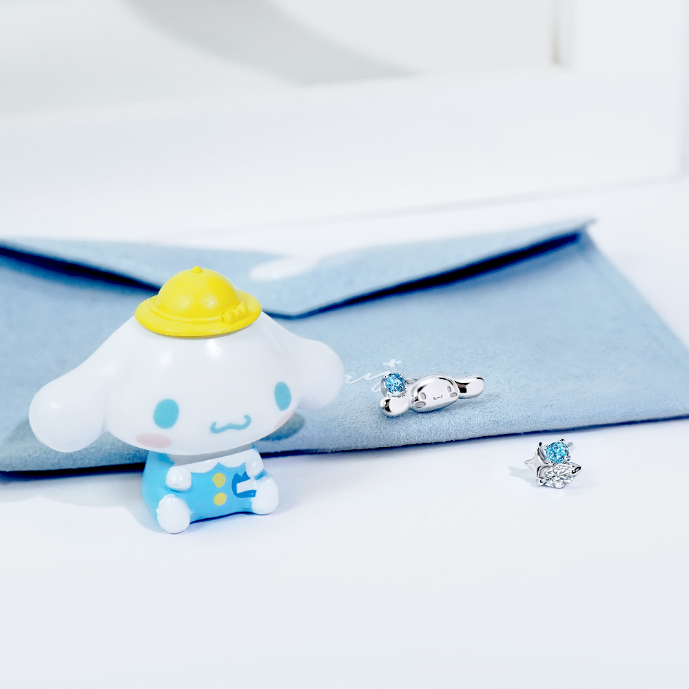 大耳狗公仔搭配晶鑽純銀耳環展示,療癒可愛風格