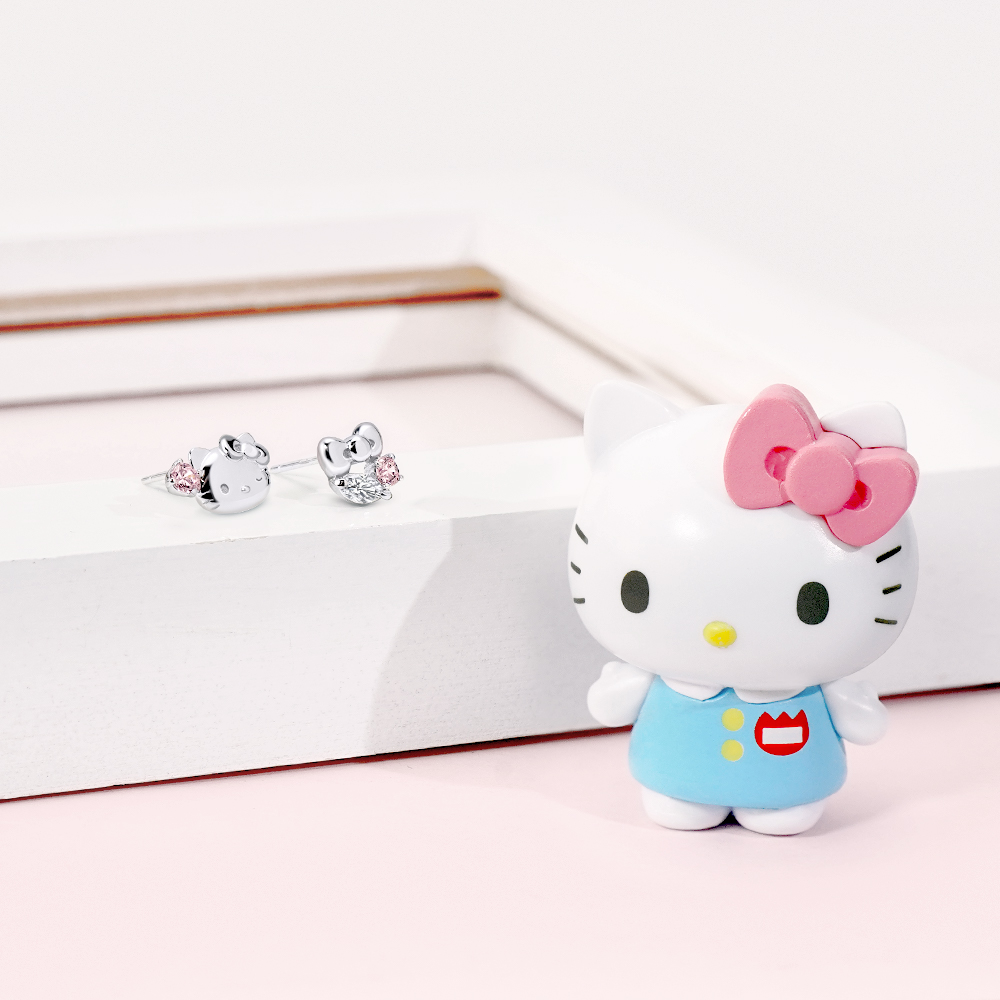 Hello Kitty 公仔搭配晶鑽純銀耳環拍攝,呈現可愛學院風氛圍