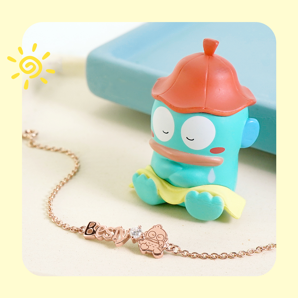 人魚漢頓 Hangyodon 玫瑰金客製字母純銀手鍊,搭配可愛角色公仔展示