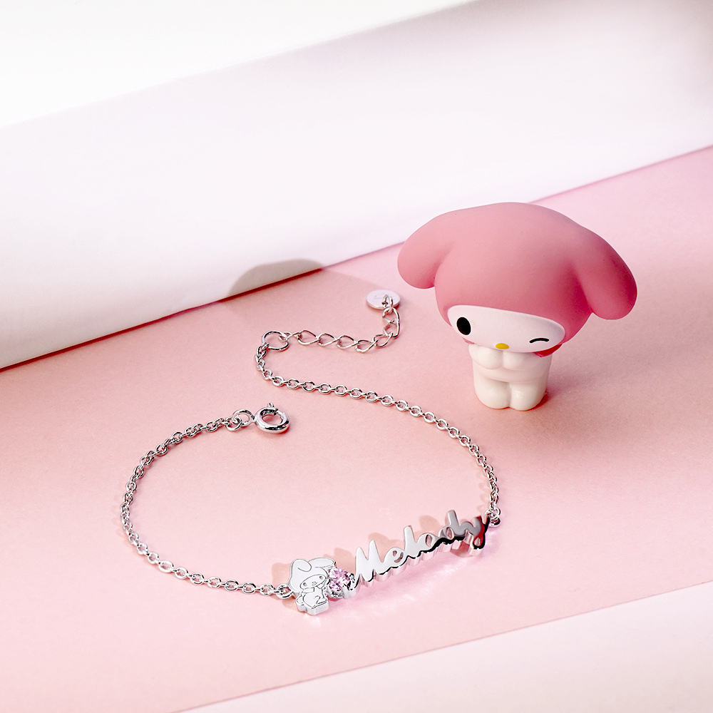 My Melody 字母純銀手鍊細節特寫,字母與角色結合設計