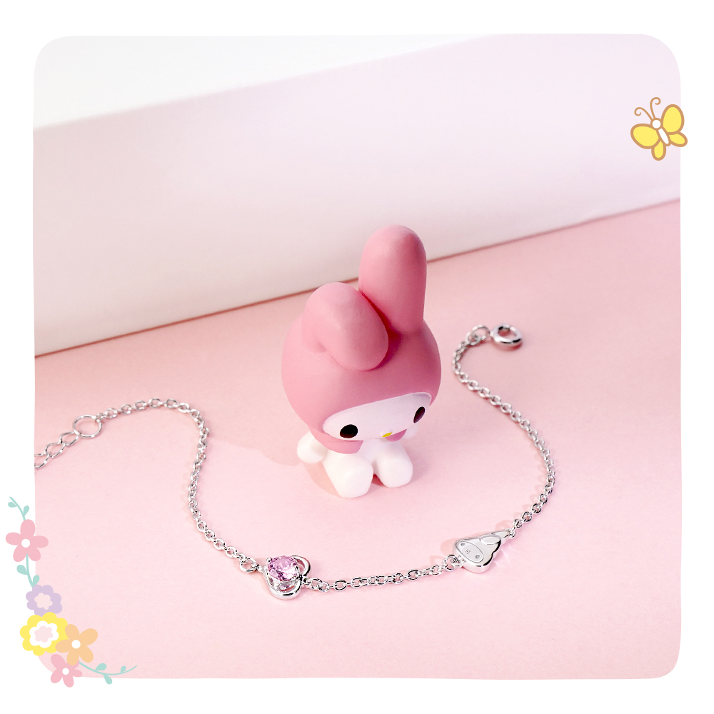 美樂蒂守護誕生石純銀手鍊情境照,粉紅背景展現甜美療癒氛圍