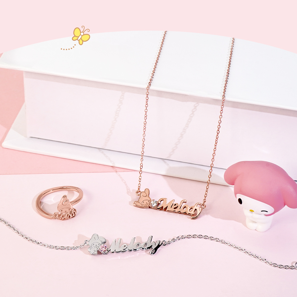 玫瑰金 My Melody 客製字母純銀項鍊佩戴示意,日常穿搭溫柔點綴