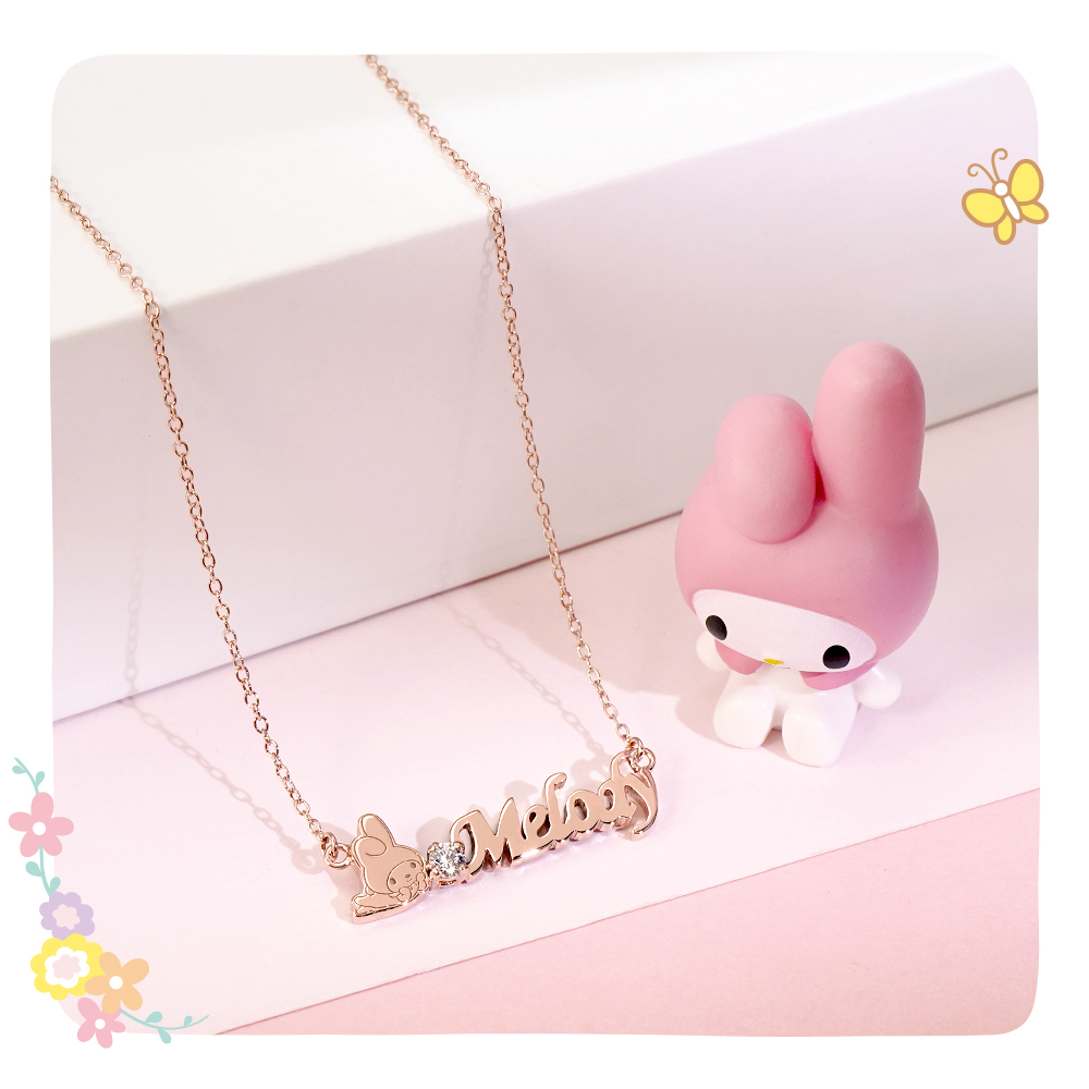 玫瑰金 My Melody 客製字母純銀項鍊實拍,搭配美樂蒂公仔甜美陳列