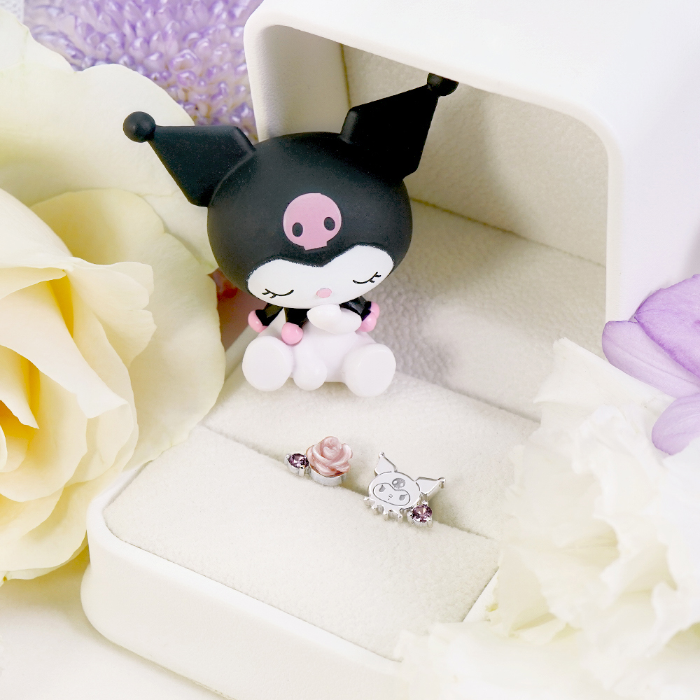 Kuromi 公仔與珠貝花純銀耳環展示,呈現溫柔夢幻氛圍