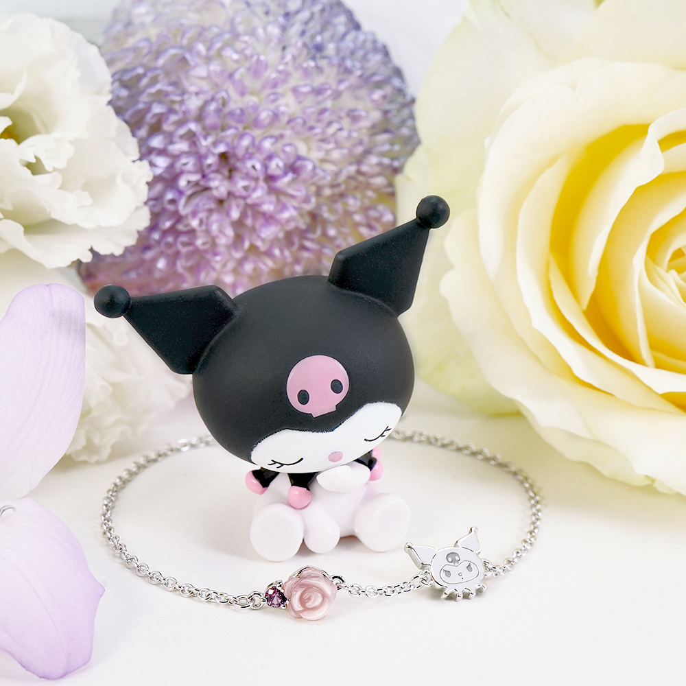 Kuromi 公仔與珠貝花純銀手鍊展示,呈現夢幻柔美氛圍