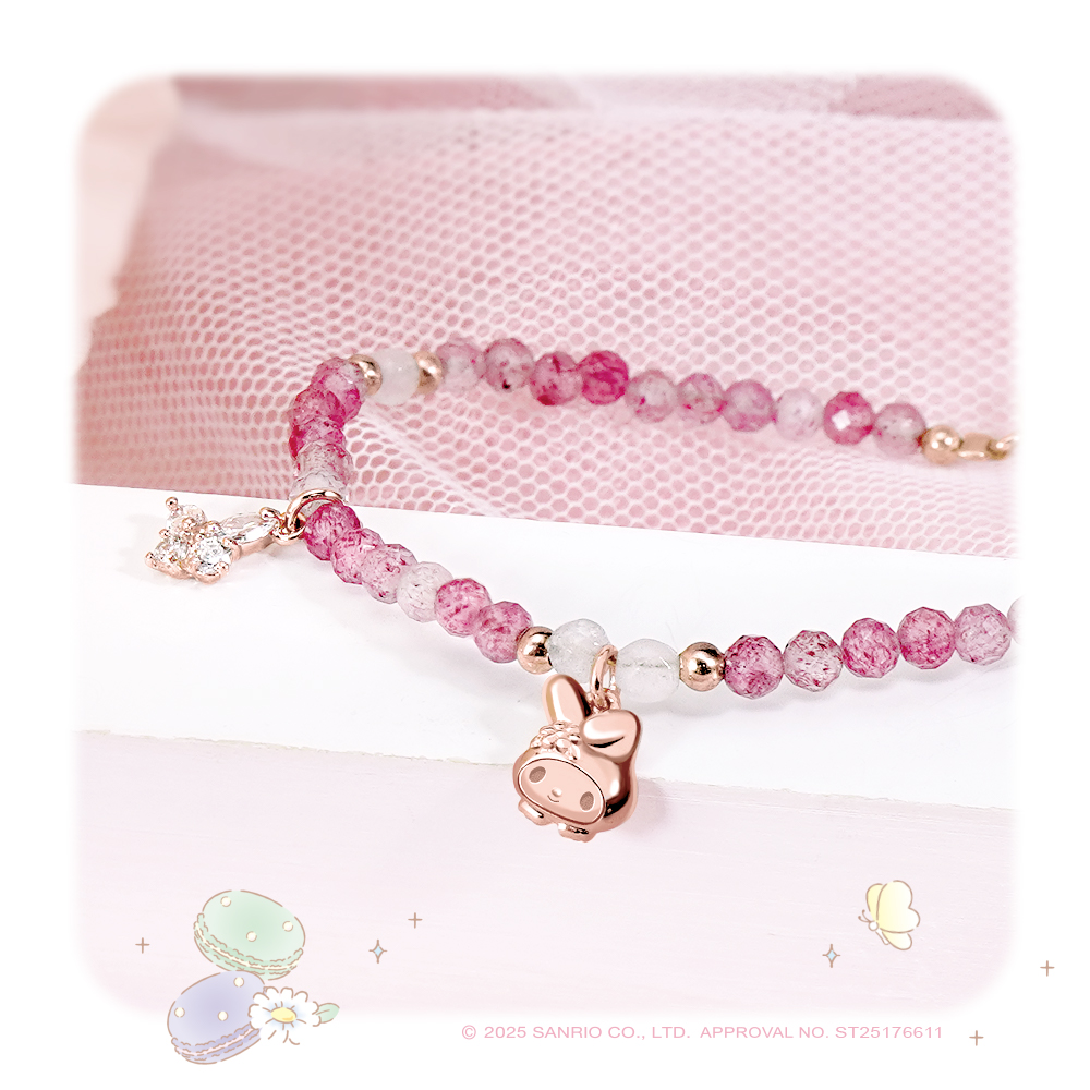 美樂蒂純銀手鍊近拍,蝴蝶晶鑽與 My Melody 吊飾細節展示