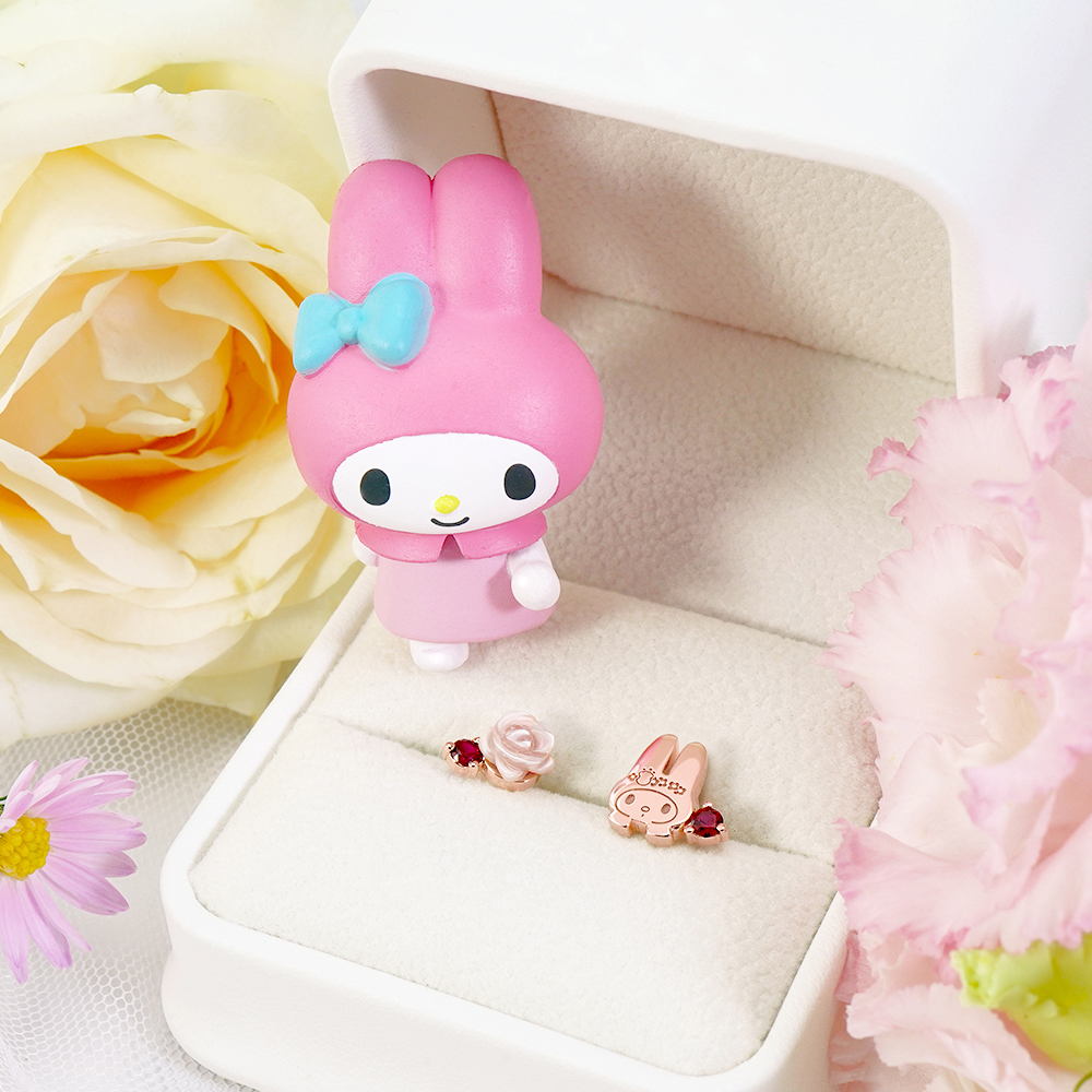 My Melody 繁花系列耳環與公仔展示,粉嫩玫瑰金色系飾品設計