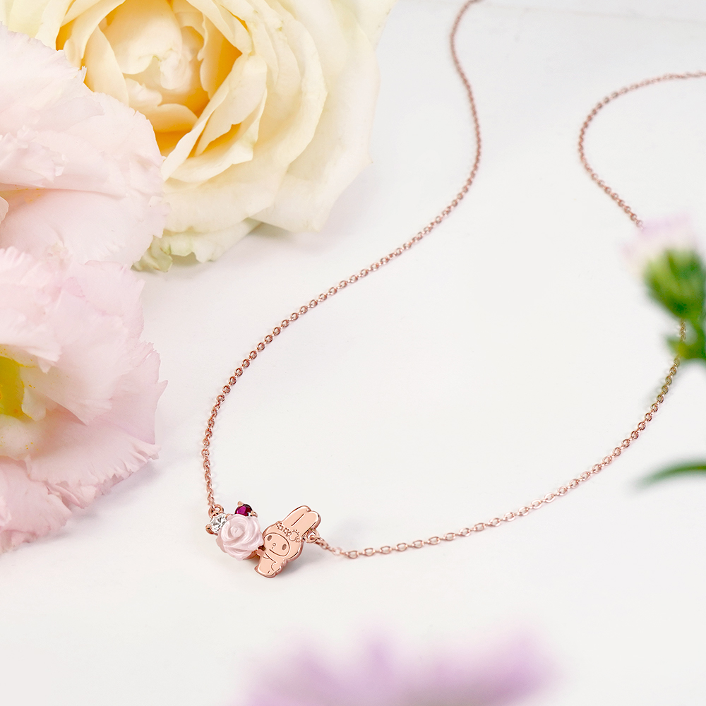 My Melody 繁花系列項鍊與花朵情境展示,粉嫩浪漫設計風格