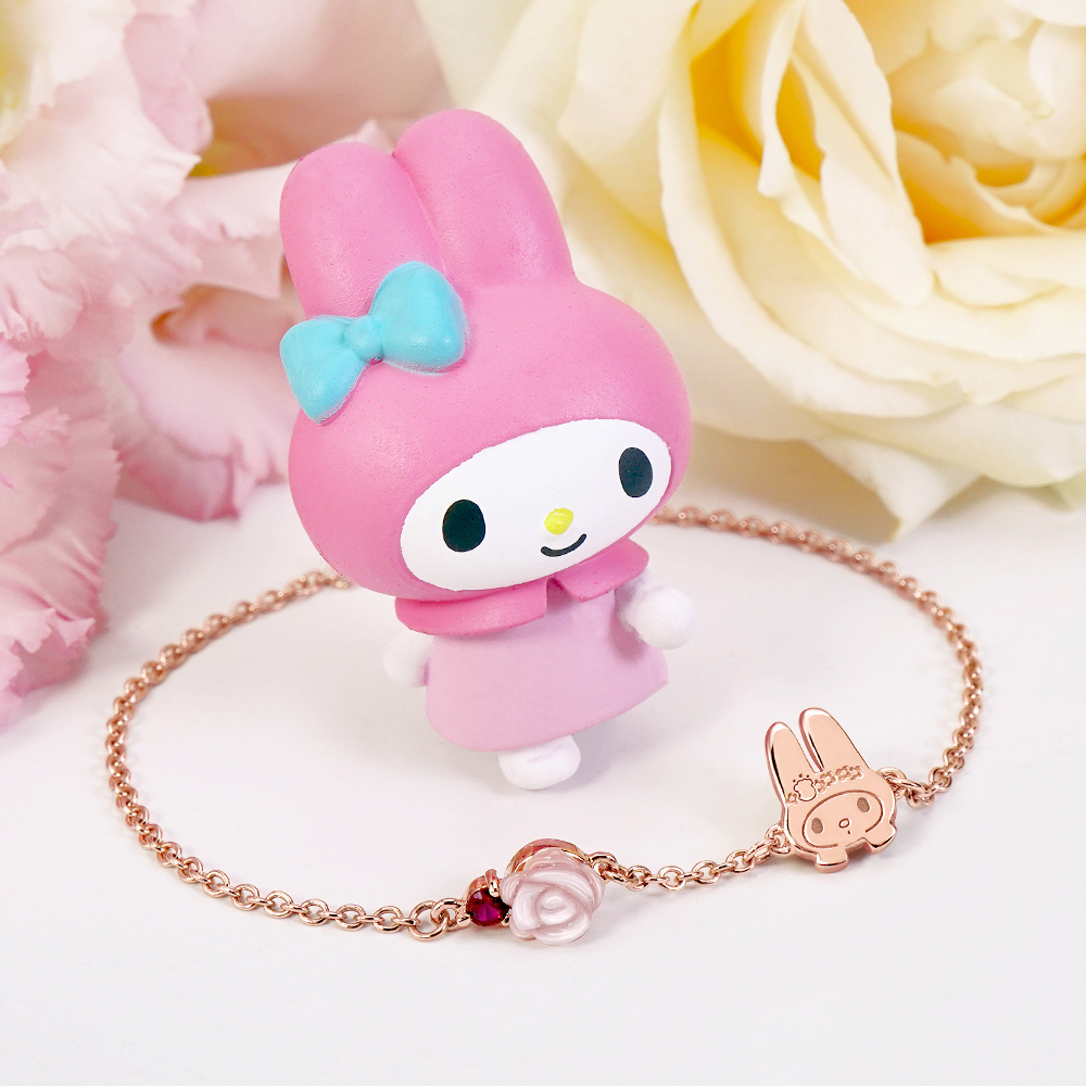 My Melody 繁花系列手鍊與公仔展示,粉嫩珠貝花設計細節