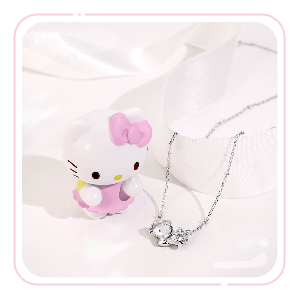 Hello Kitty 公仔與莫桑石項鍊情境展示,甜美療癒系飾品風格