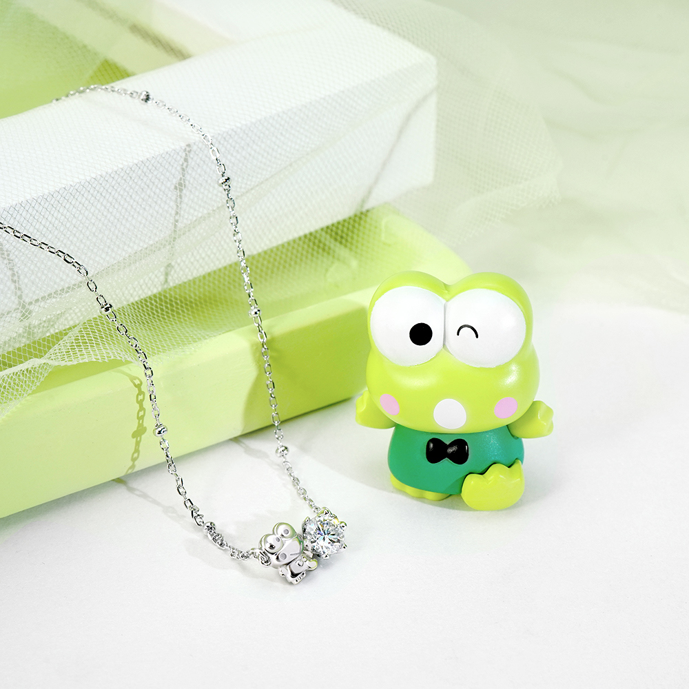 Keroppi 大眼蛙純銀項鍊情境照,展現清新可愛風格