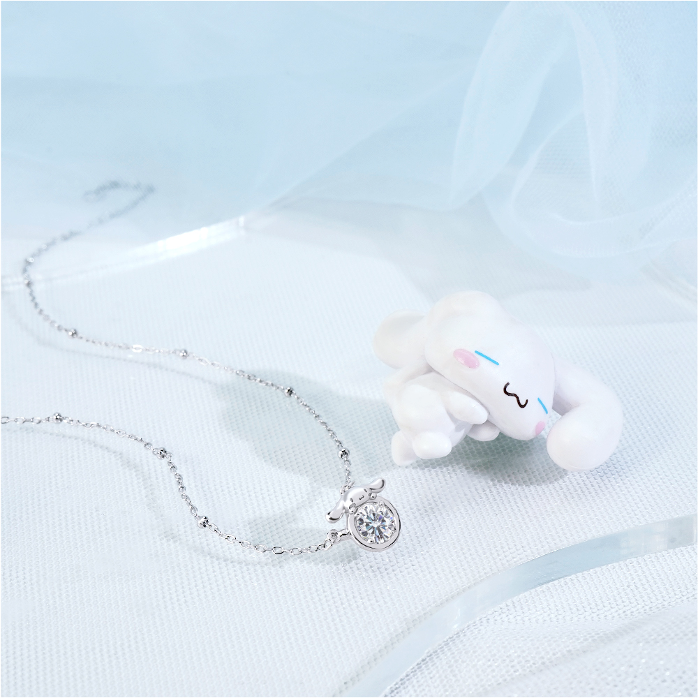 Cinnamoroll 純銀項鍊與大耳狗公仔情境展示照