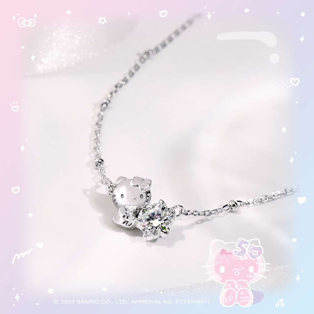 Hello Kitty 單鑽純銀項鍊特寫,莫桑石火彩與純銀鍊身細節