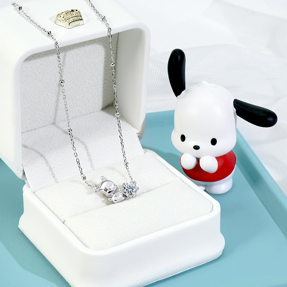Pochacco 莫桑石項鍊商品盒展示與立體角色設計特寫