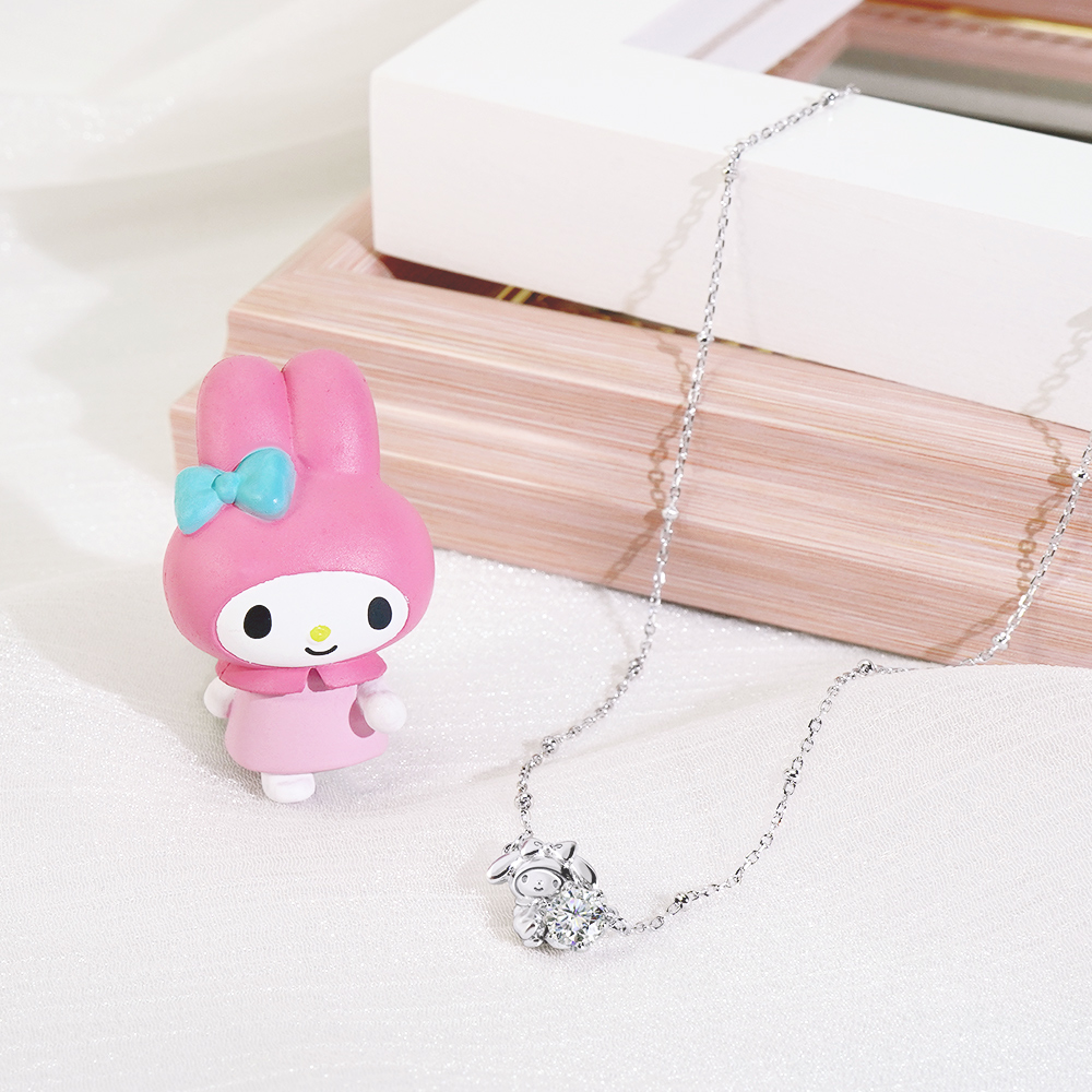 My Melody 項鍊與美樂蒂公仔情境展示照