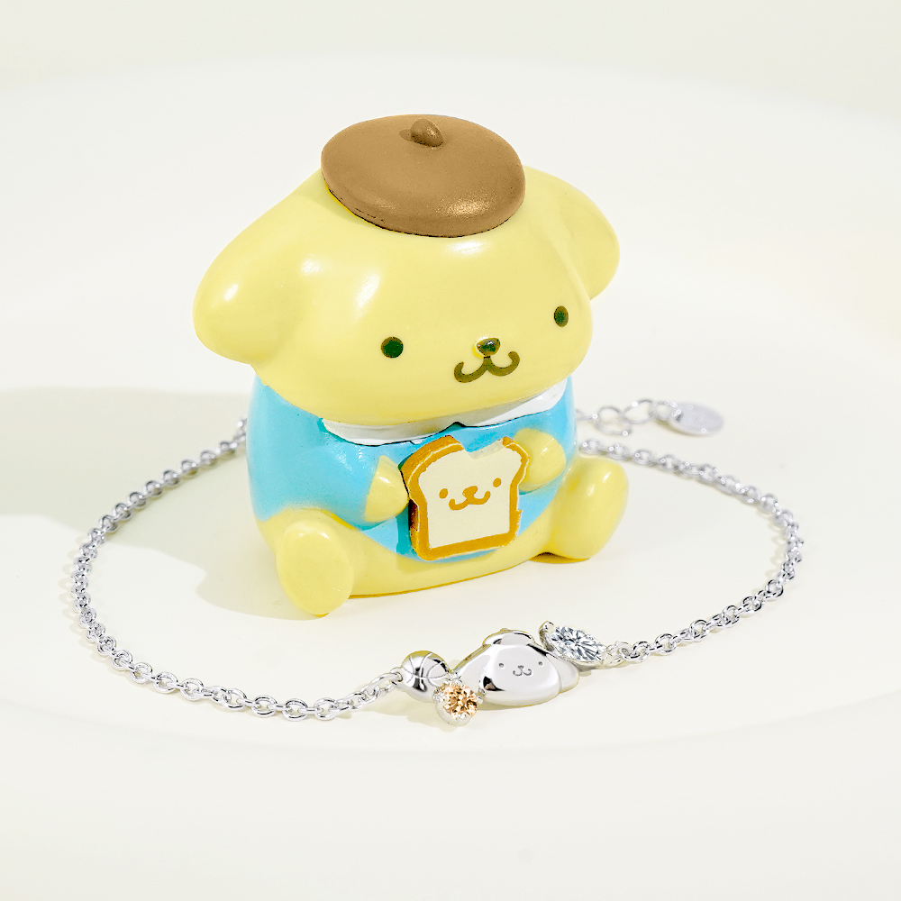 布丁狗PomPomPurin925純銀手鍊與角色公仔情境展示,展現溫暖療癒的青春風格。