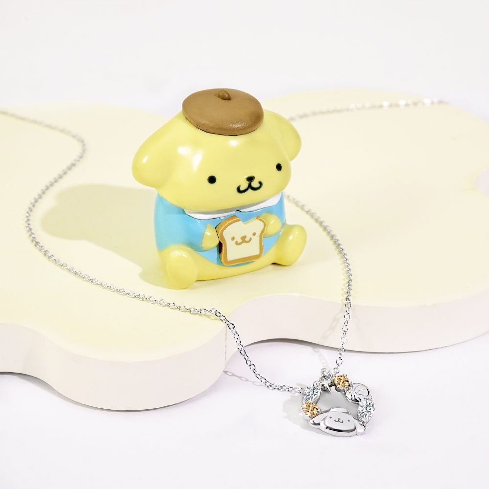 布丁狗 PomPomPurin 晶鑽925純銀項鍊與角色公仔情境展示,展現療癒可愛的青春氛圍。