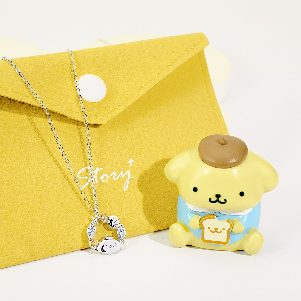 布丁狗 PomPomPurin 晶鑽925純銀項鍊搭配角色公仔展示,呈現療癒溫暖的日常穿搭風格。