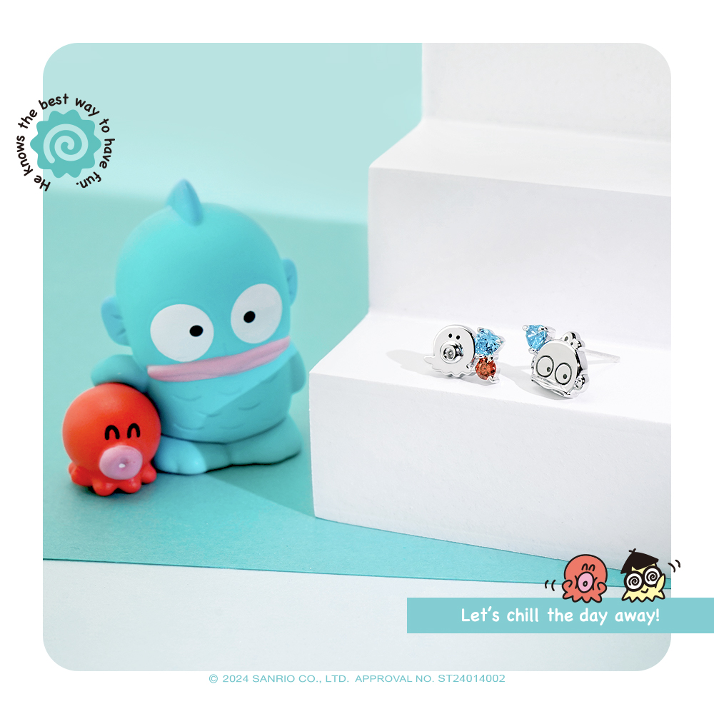 人魚漢頓 Hangyodon 晶鑽925純銀耳環商品展示,搭配角色公仔呈現療癒可愛風格。