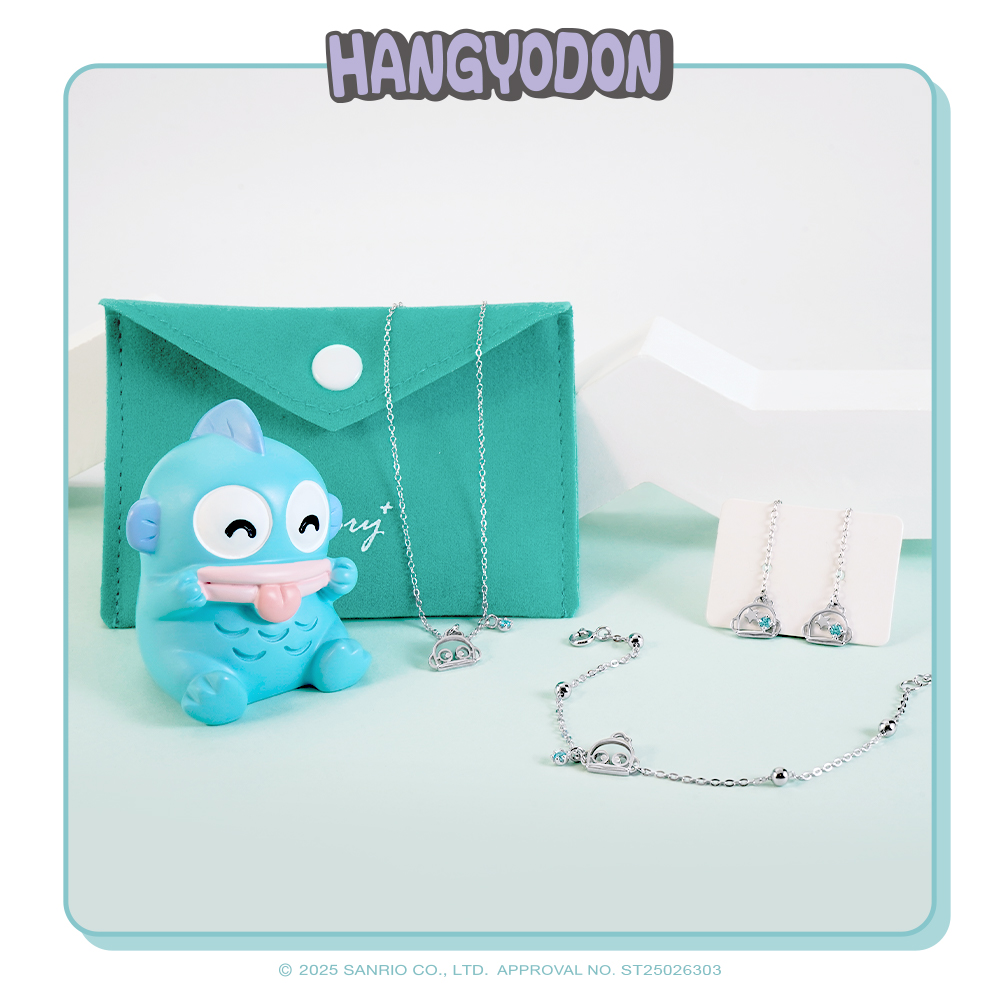Hello Hangyodon 系列純銀飾品展示,包含純銀項鍊、耳環與手鍊。