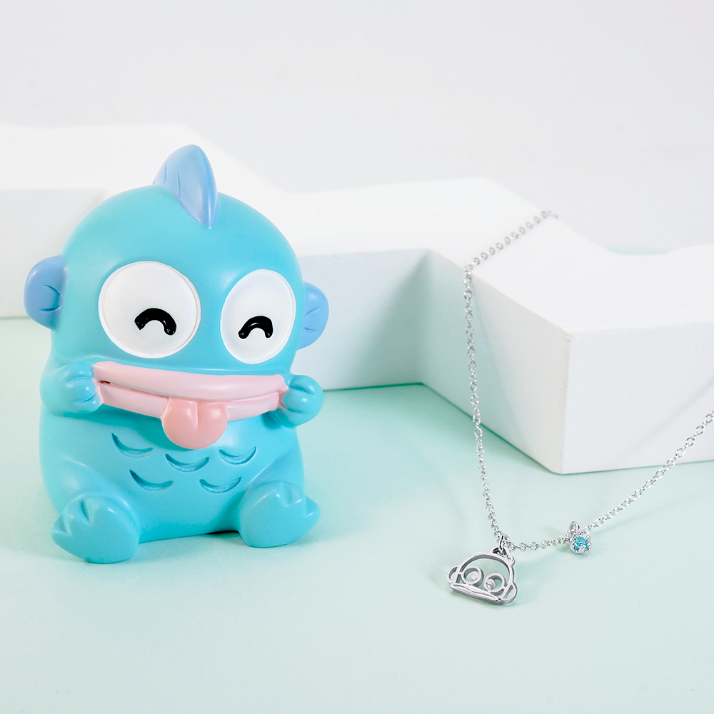 人魚漢頓公仔與Hello Hangyodon晶鑽純銀項鍊情境展示,展現療癒日常風格。