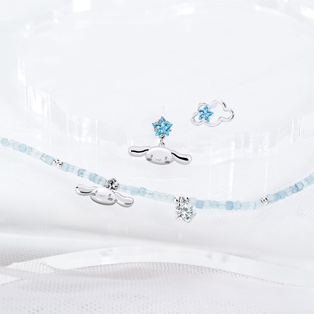 Cinnamoroll 喜拿雲朵系列飾品搭配展示,可與同系列耳環及項鍊打造完整療癒造型。