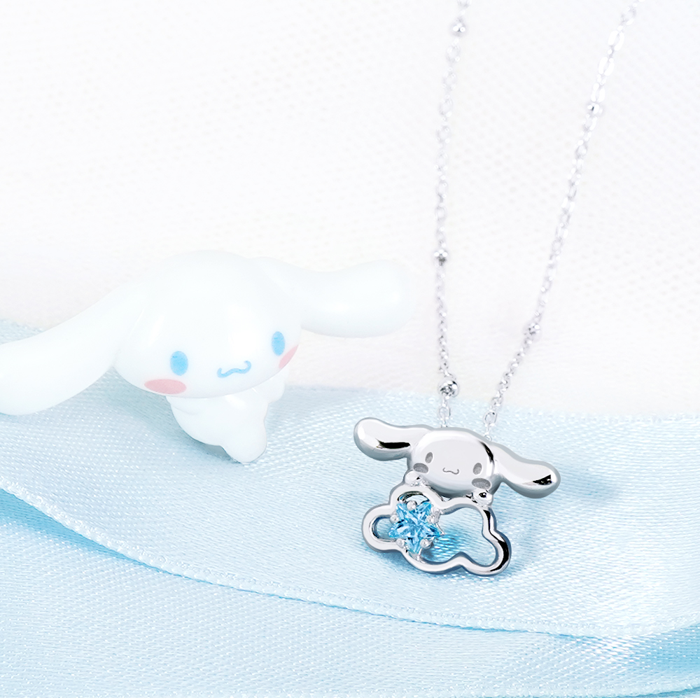 大耳狗 Cinnamoroll 晶鑽純銀項鍊近拍,喜拿與鏤空雲朵設計展現細膩珠寶工藝。