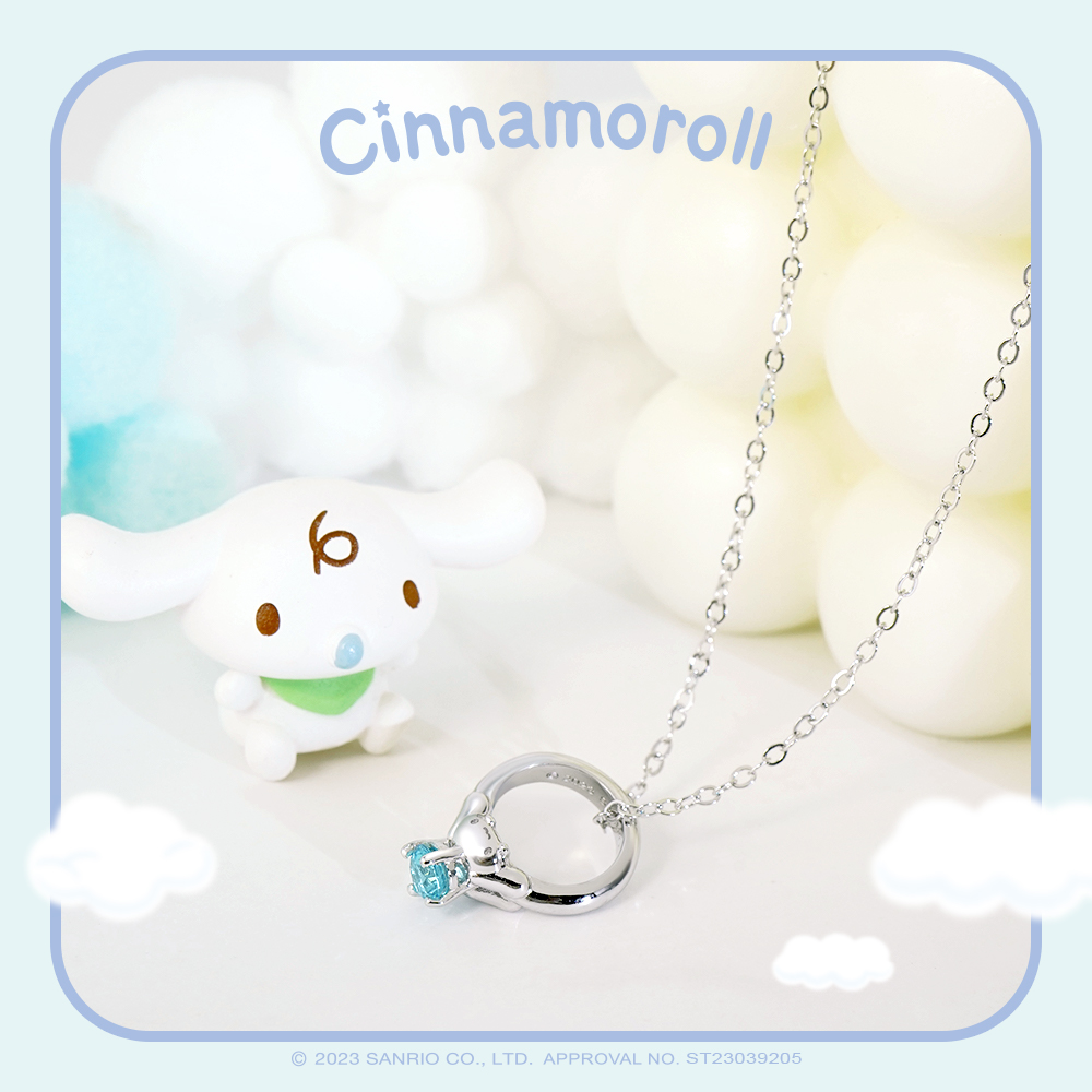 大耳狗 Cinnamoroll Baby Ring 項鍊情境展示,雲朵與天空藍營造溫柔療癒氛圍。