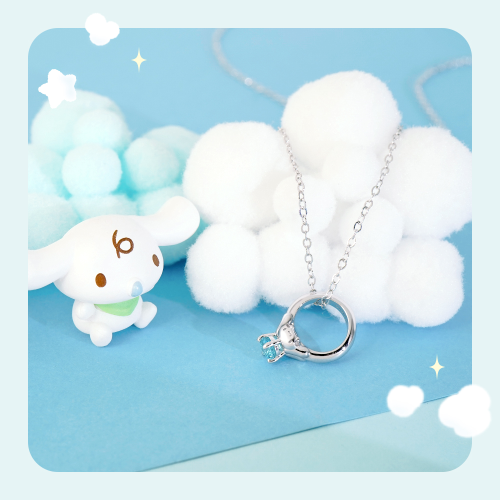 大耳狗 Cinnamoroll 幸福喜拿 Baby Ring 誕生石純銀項鍊展示,925純銀搭配藍色誕生石。