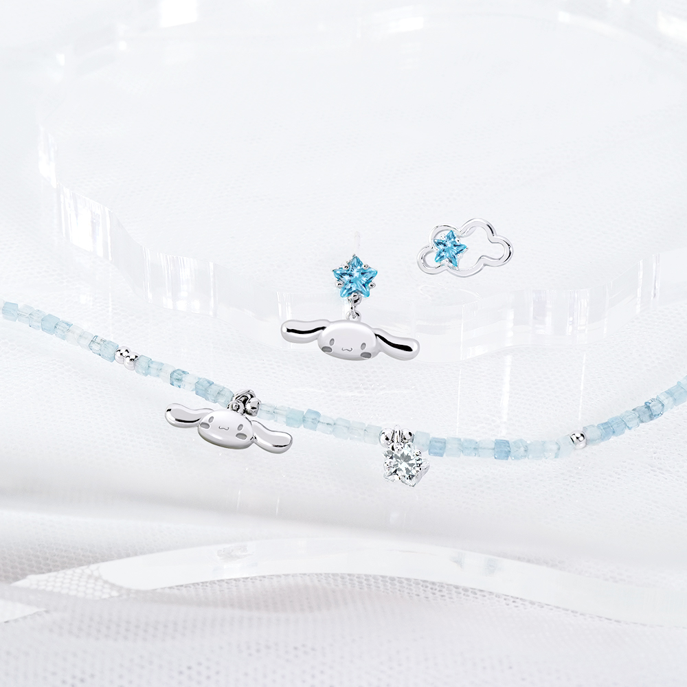 Cinnamoroll 喜拿雲朵系列飾品展示,耳環與手鍊搭配呈現夢幻日系風格。