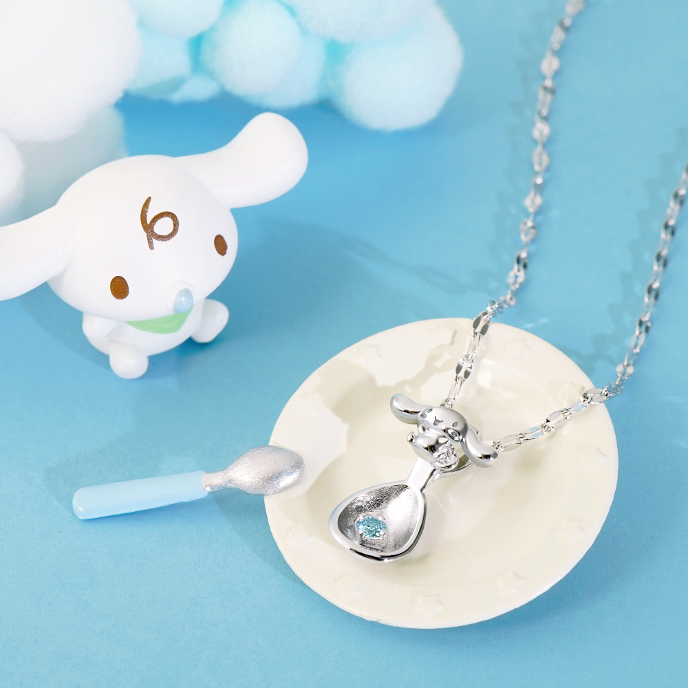 大耳狗銀湯匙純銀項鍊與 Cinnamoroll 公仔情境拍攝,象徵新生祝福與幸福陪伴。