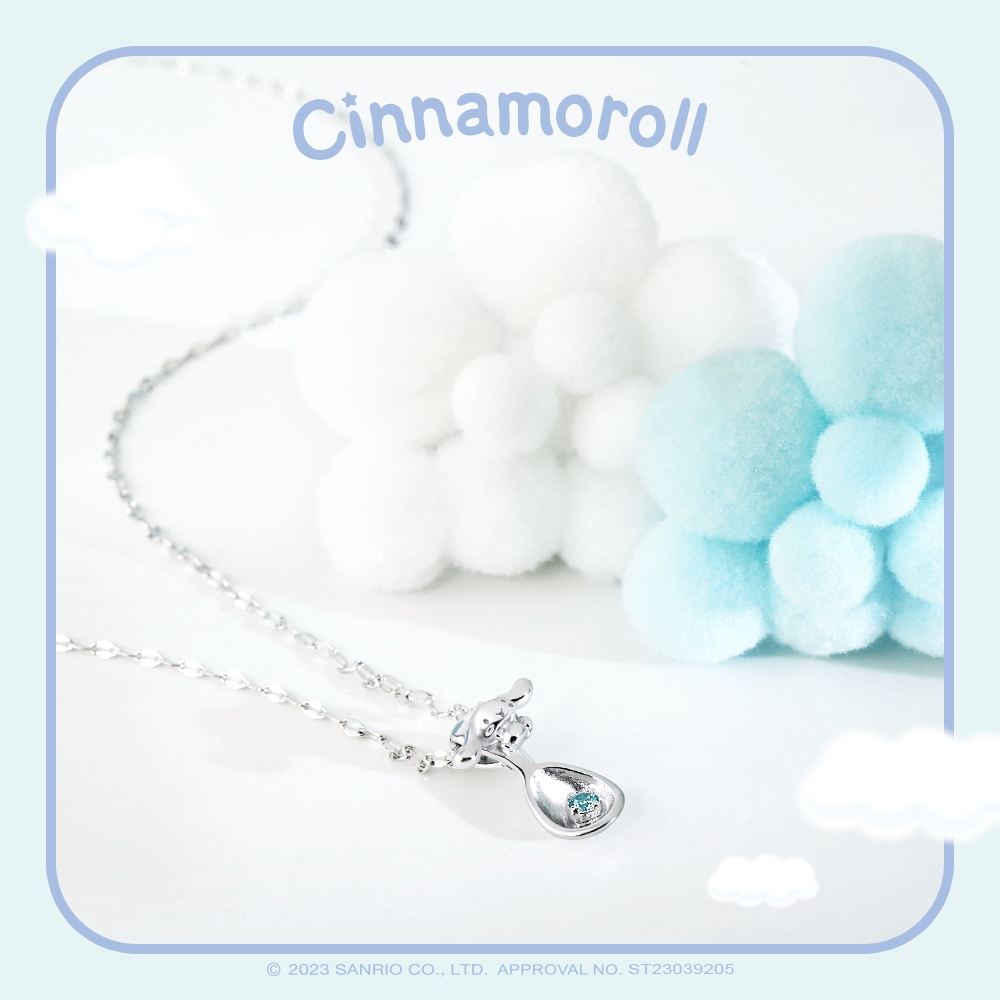 大耳狗 Cinnamoroll 銀湯匙誕生石項鍊情境展示,雲朵藍白配色展現療癒童趣。