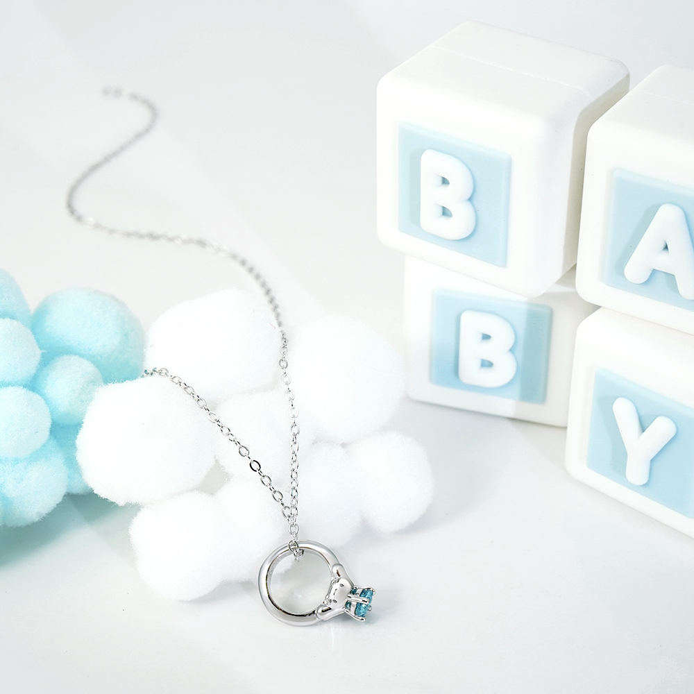 Baby Ring 誕生石純銀項鍊商品展示,適合作為彌月禮、新生兒祝福與親子紀念禮物。