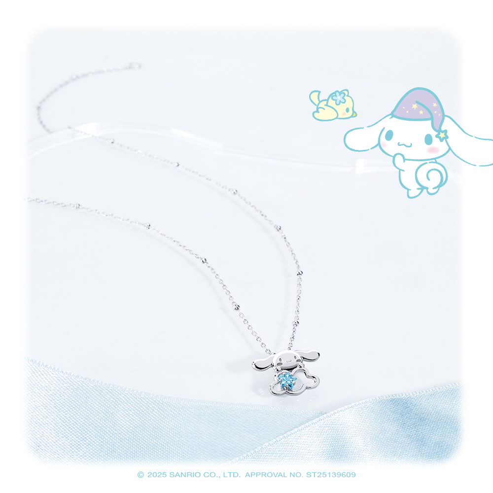 大耳狗 Cinnamoroll 喜拿雲朵系列晶鑽純銀項鍊商品展示,925純銀搭配藍色星鑽與雲朵造型。