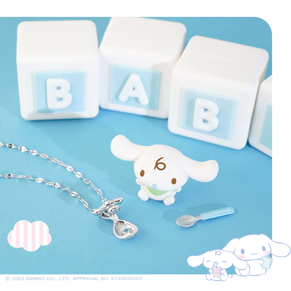 大耳狗銀湯匙純銀項鍊與 Cinnamoroll 公仔情境拍攝,象徵新生祝福與幸福陪伴。