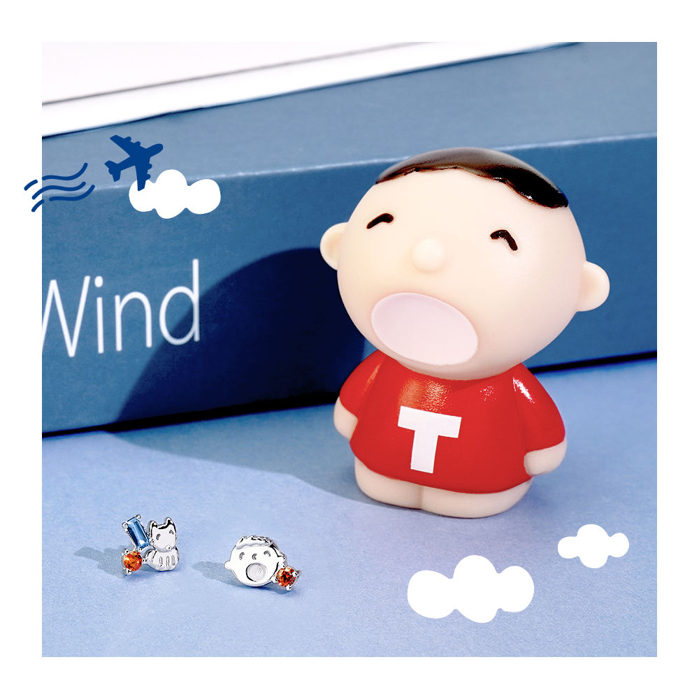 三麗鷗大寶 Minna No Tabo 大寶與狗狗晶鑽純銀耳環情境照,搭配大寶公仔與藍色背景展示。