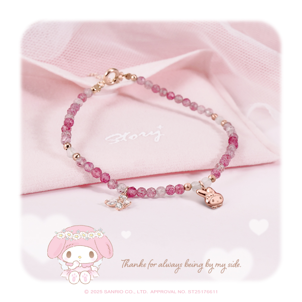 美樂蒂My Melody童話仙子系列純銀飾品,粉色天然水晶手鍊搭配美樂蒂與蝴蝶吊飾,另展示蝴蝶晶鑽純銀耳環,甜美夢幻又精緻