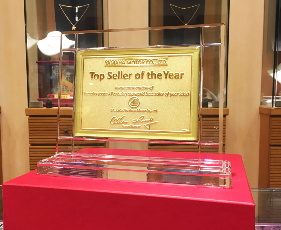 尾牙禮物送壓克力獎牌表揚員工