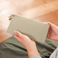 CHENSON真皮 讓錢住飯店 超薄牛皮長夾 柳茶灰(W00018-G2)_8 CHENSON真皮 讓錢住飯店 超薄牛皮長夾 柳茶灰(W00018-G2)_8