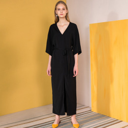 優雅素面風 V領繫腰長版連身洋裝 優雅素面風 V領繫腰長版連身洋裝