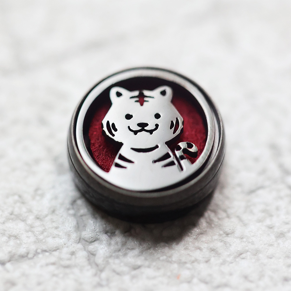 SCENT FOREST 香氛森林 - 質感金屬不鏽鋼口罩香氛釦 - 老虎 黑 金 銀 虎年 生肖