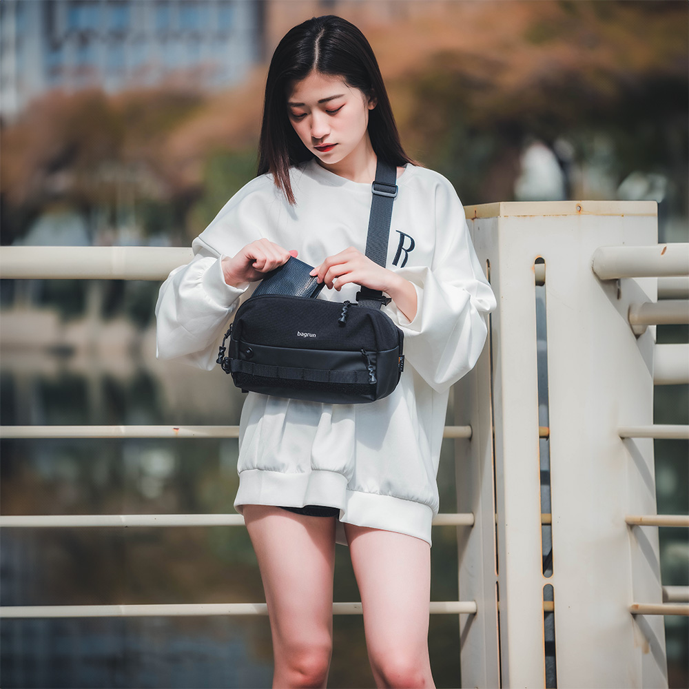 斜揹小包個性穿搭術|城市快取胸包,女性個性穿搭時尚