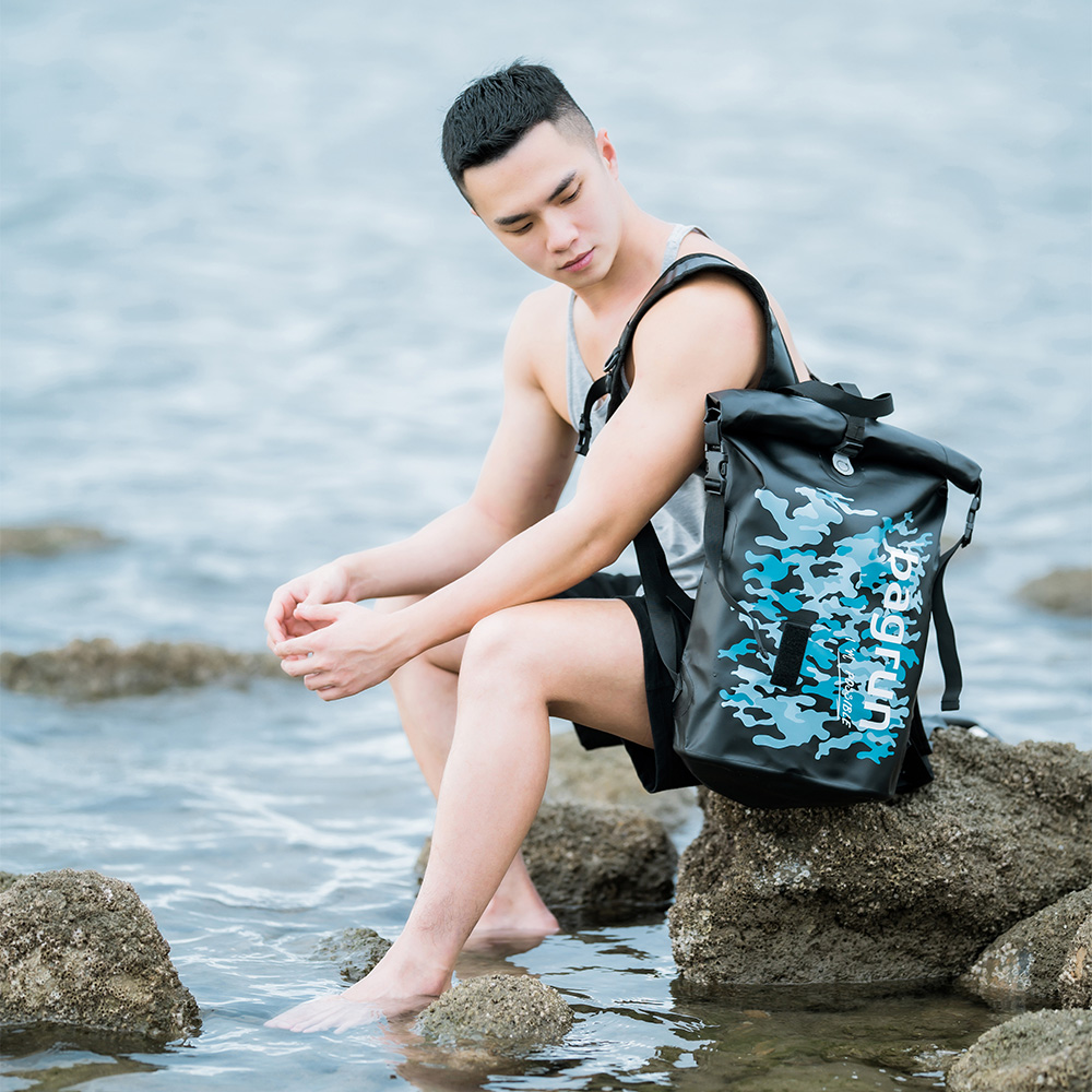 潮流防水背包推薦|丟進水裡也不濕,水上活動玩家必備