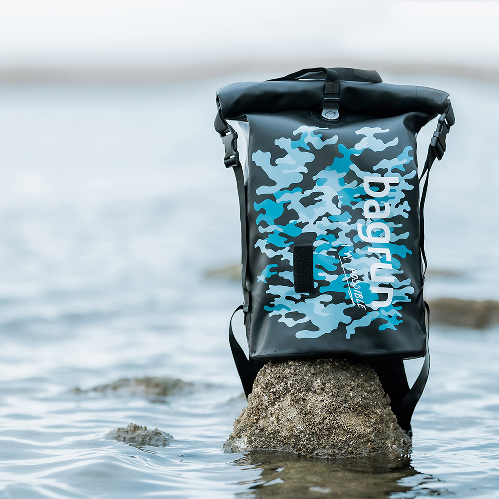 潮流防水背包推薦|丟進水裡也不濕,水上活動玩家必備