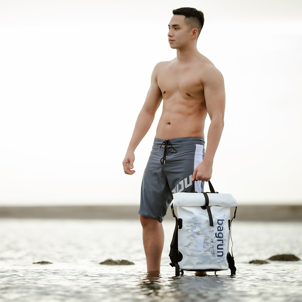 潮流防水背包推薦|丟進水裡也不濕,水上活動玩家必備