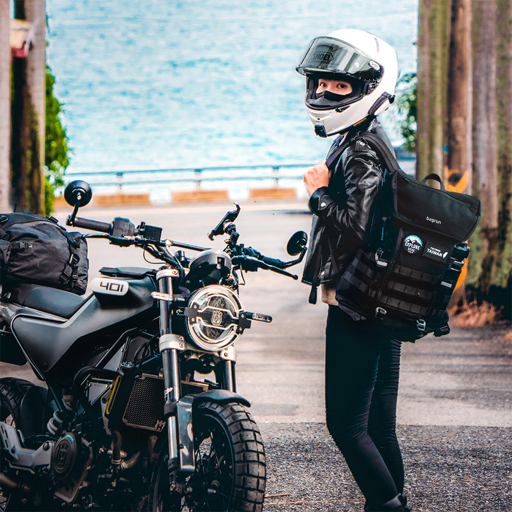 黑色背包的魅力  運動玩家軍風後背包